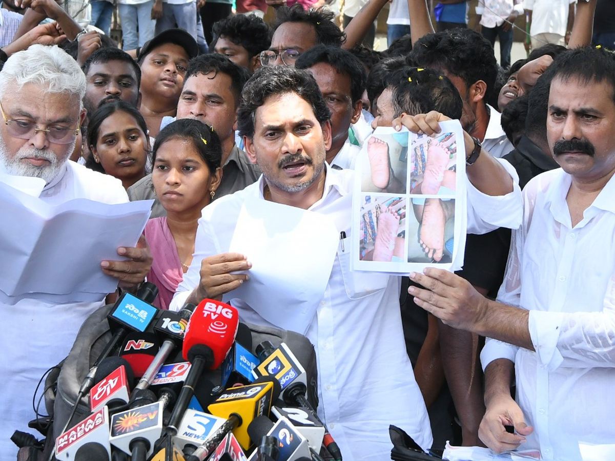 YS Jagan visits John Victor's family16