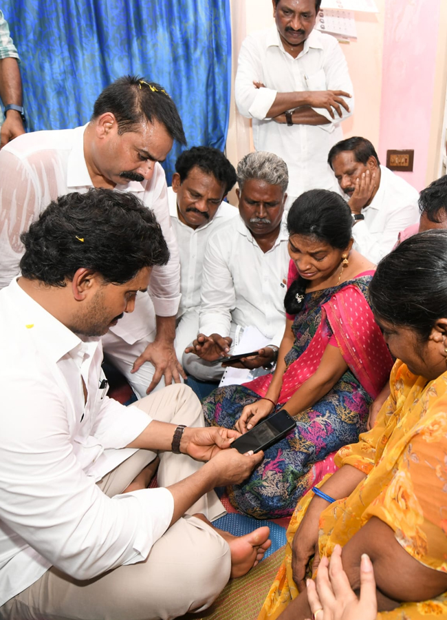 YS Jagan visits John Victor's family3
