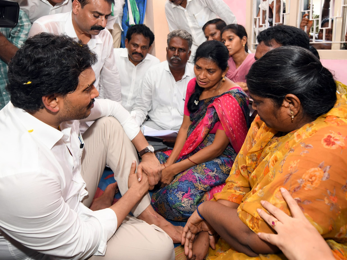 YS Jagan visits John Victor's family4