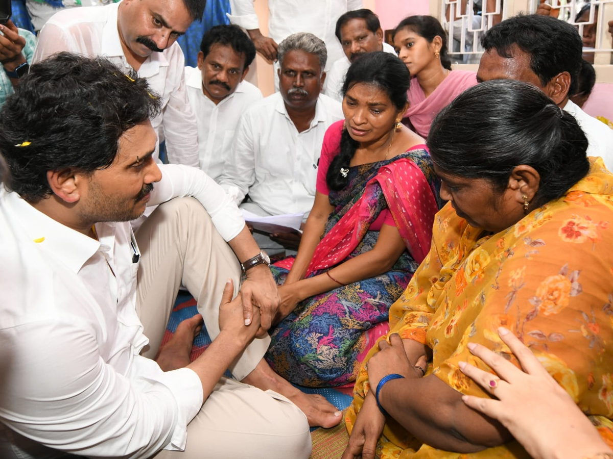 YS Jagan visits John Victor's family6