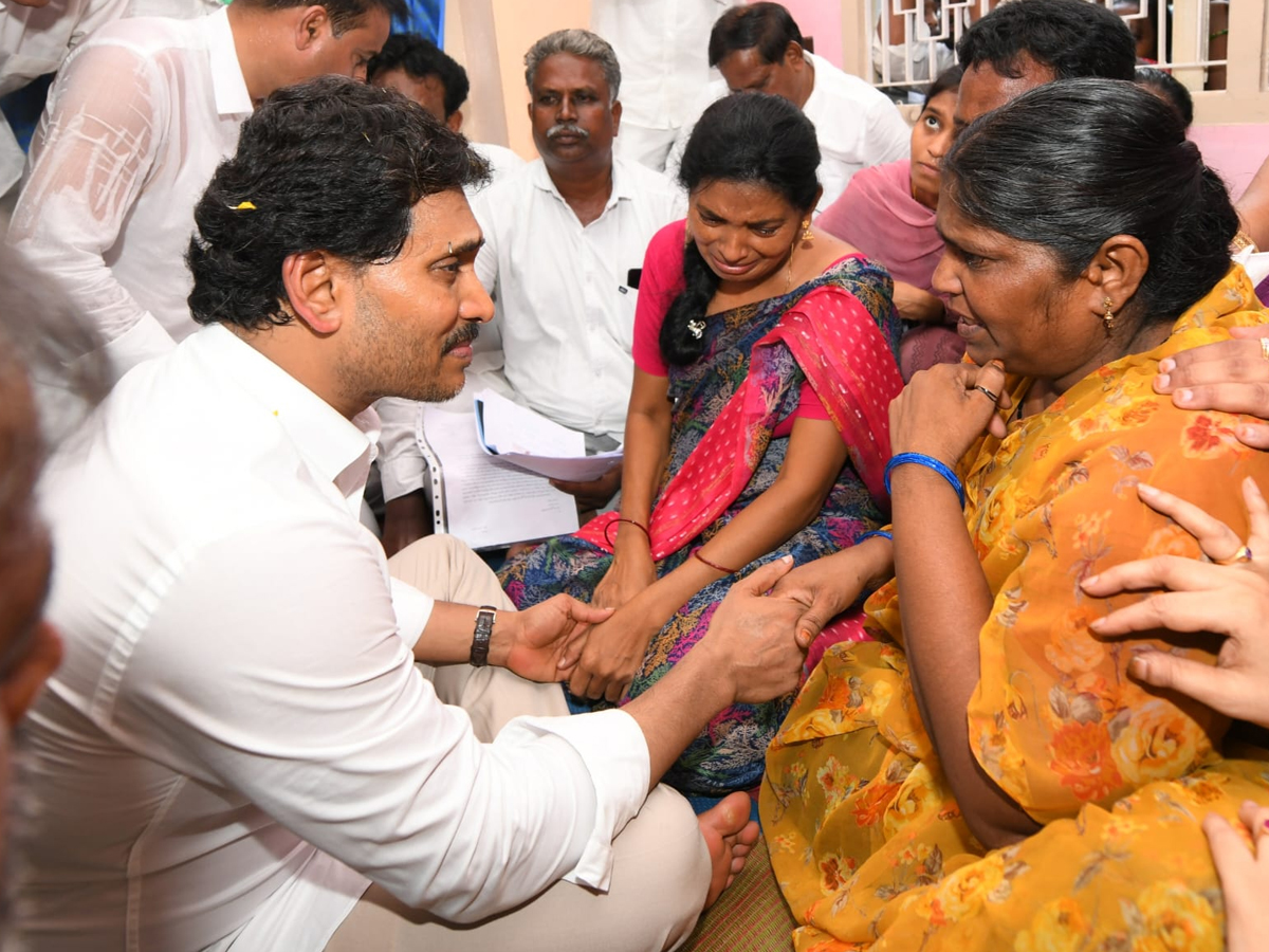 YS Jagan visits John Victor's family7