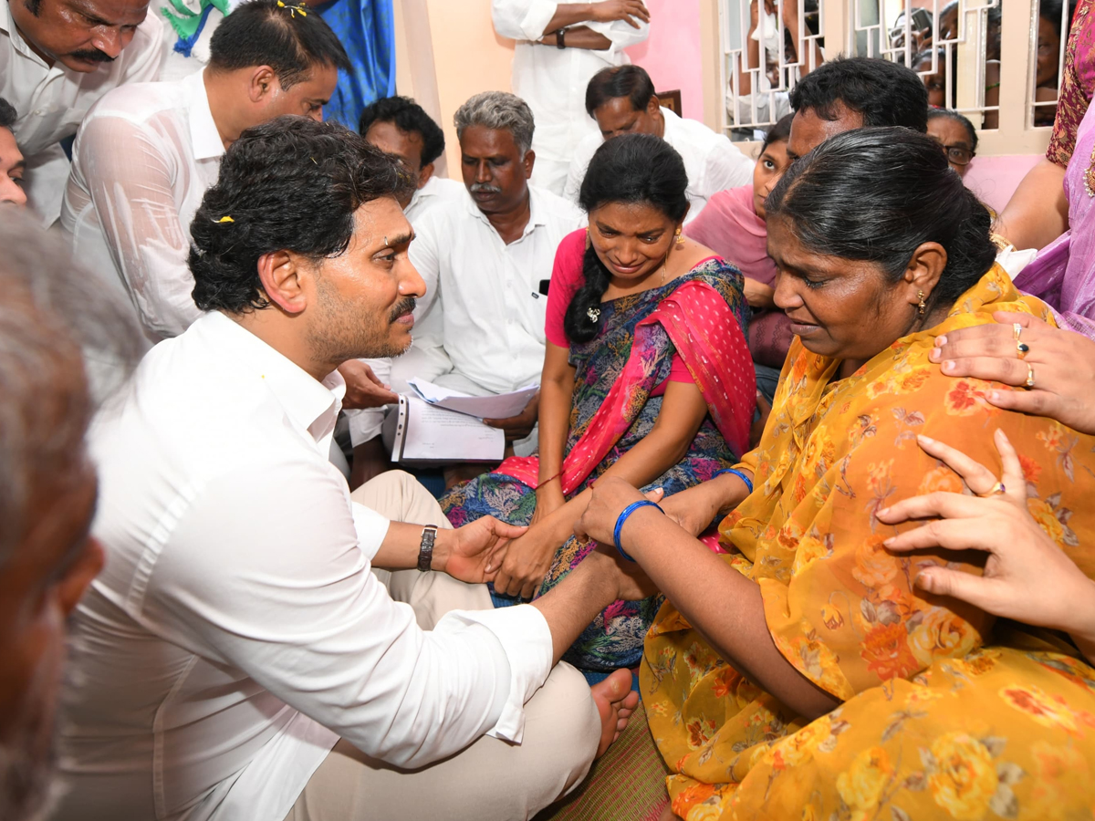 YS Jagan visits John Victor's family9