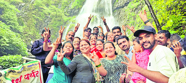 లారీ ఢీకొని ఎస్‌ఐ దుర్మరణం 1