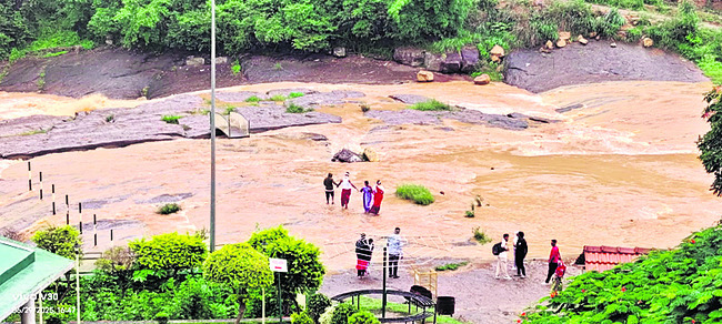 లోతట్టు ప్రాంతాలు జలమయం1