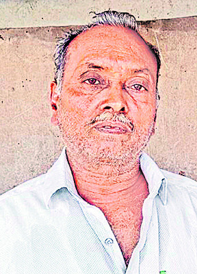 ప్రభుత్వ పాఠశాలలో టేకు చెట్లు నరికివేత 1