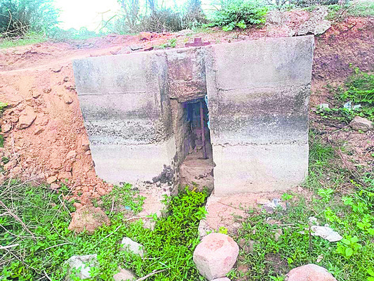 శిథిలావస్థకు చెరువు తూము 1