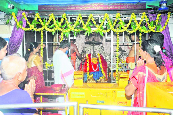 అమ్మవారికి విశేష పూజలు1