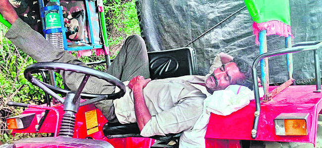 రోజుల తరబడి పడిగాపులు  
1