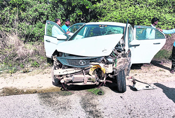 రెండు కార్లు ఢీ 1
