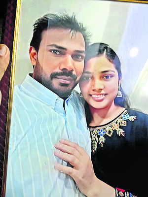 రోడ్డు ప్రమాదంలో తండ్రీ కూతురు దుర్మరణం
1