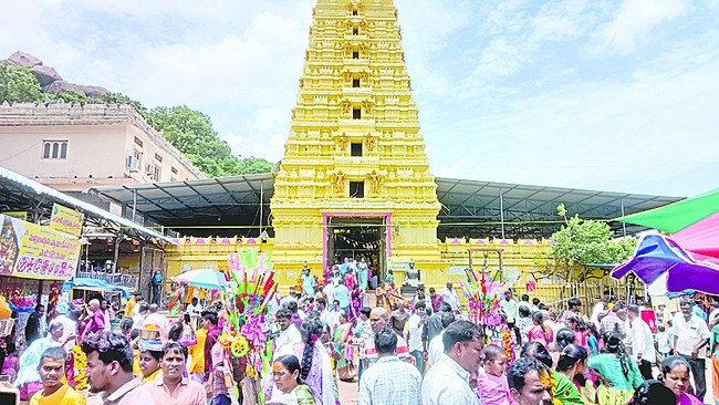 మల్లన్న ఆలయంలో భక్తుల సందడి 1