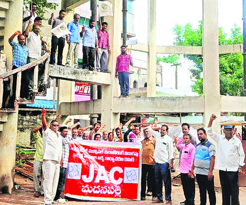 వాటర్‌ ట్యాంకుపైకి  ఎక్కి నిరసన1