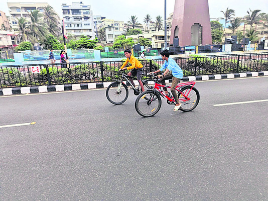 సాగర తీరాన సైకిల్పై సవారీ
1