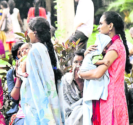 ఇంజినీరింగ్ అసిస్టెంట్ల పడిగాపులు1