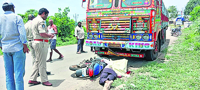 లారీ ఢీకొని ఆర్మీ జవాను దుర్మరణం1