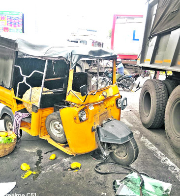 బొగ్గు లారీ బీభత్సం 1