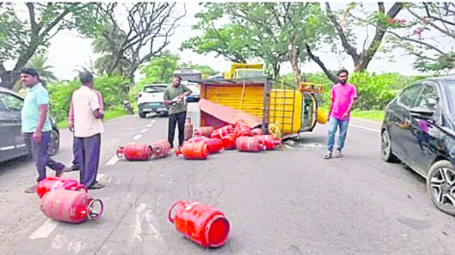 పోలీసులంటే గౌరవం   ఉండాలి2