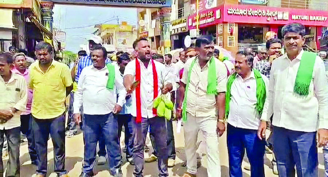 రోడ్డెక్కిన మామిడి రైతులు1