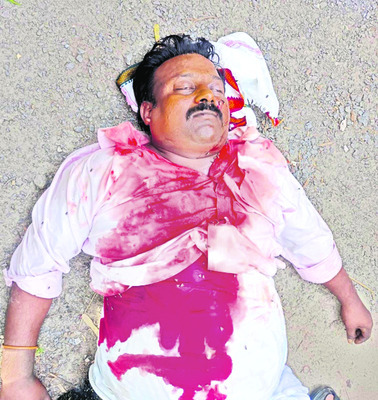 టిప్పర్‌ను వెనుక నుంచి ఢీకొట్టిన కారు 1