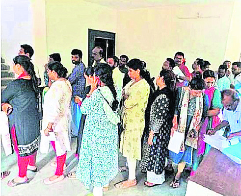 ఉక్కపోతతో ఉక్కిరిబిక్కిరి..! 1