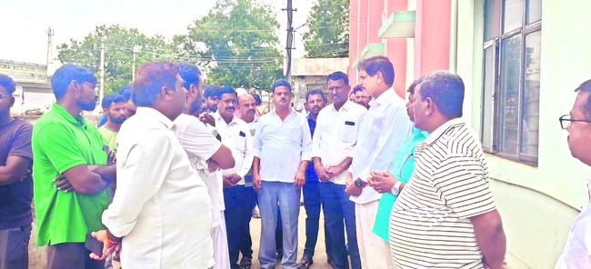 మృతుల కుటుంబాలకు ఎమ్మెల్యే పరామర్శ1