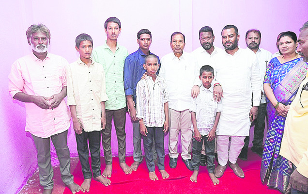 నిరుపేద కుటుంబానికి చేయూత1