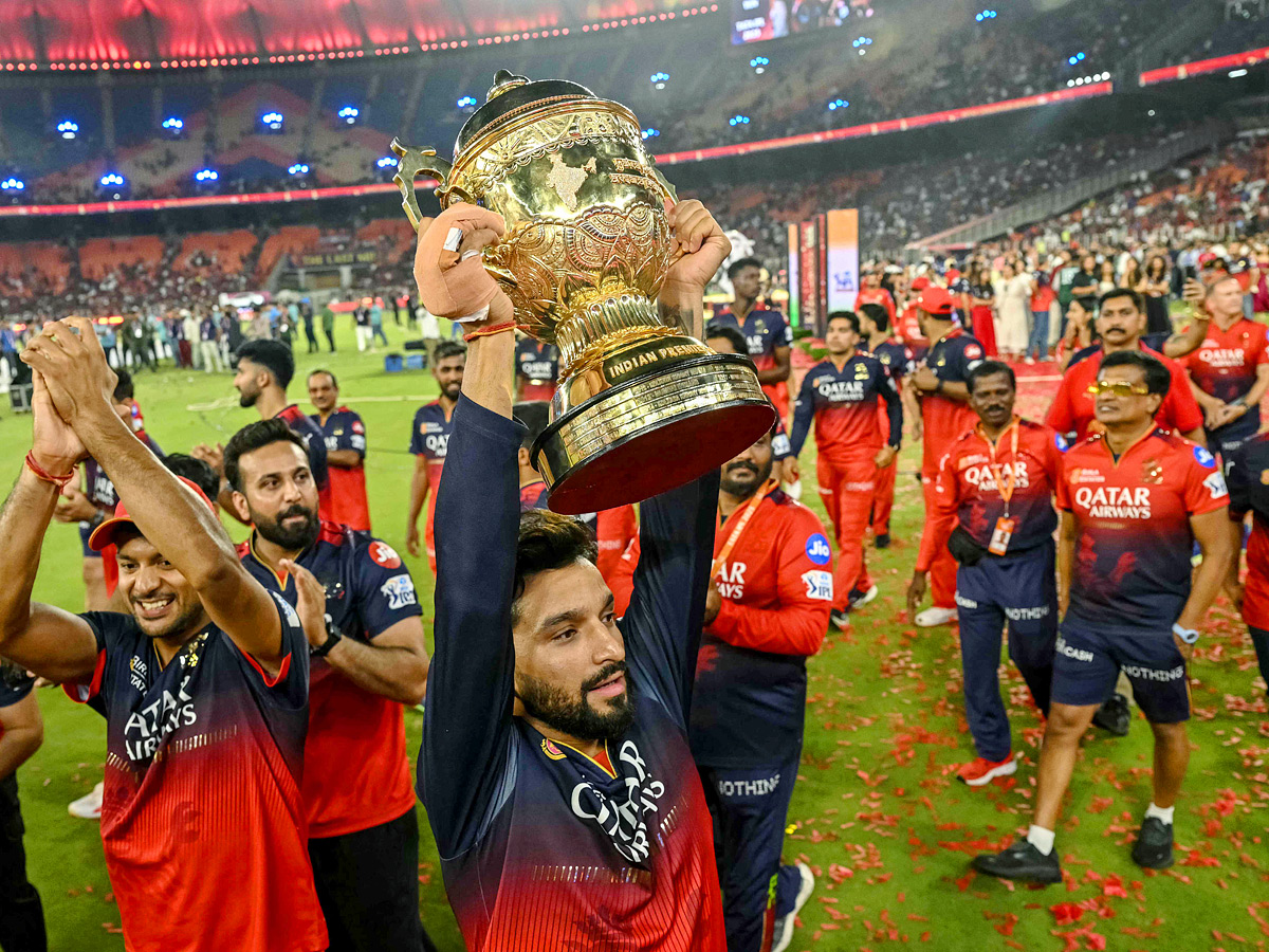 Kohli wins first IPL Title As RCB Beat Punjab Kings in final Photos14