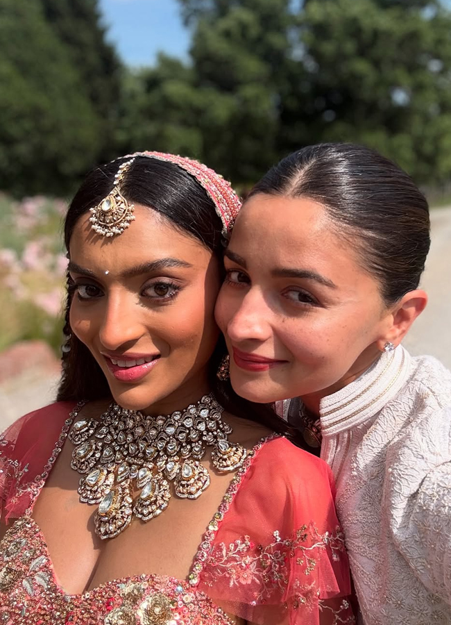 Alia Bhatt at her best friend's wedding (photos)11
