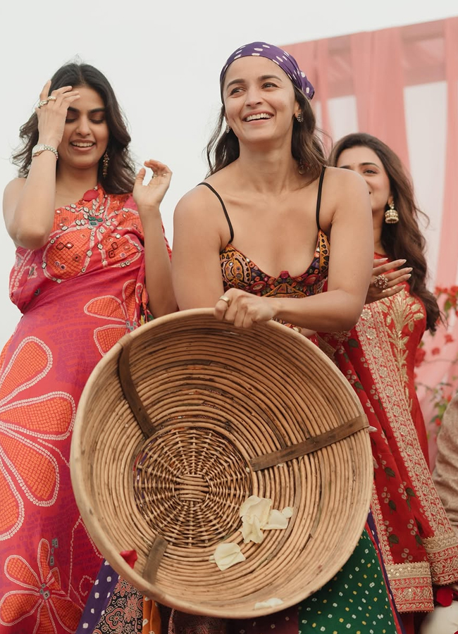 Alia Bhatt at her best friend's wedding (photos)16