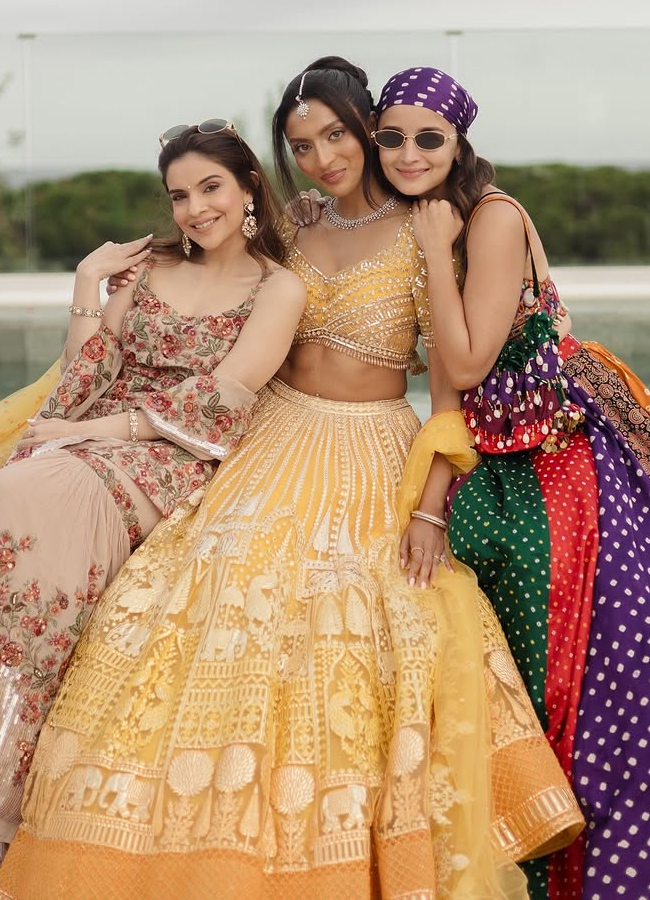Alia Bhatt at her best friend's wedding (photos)17