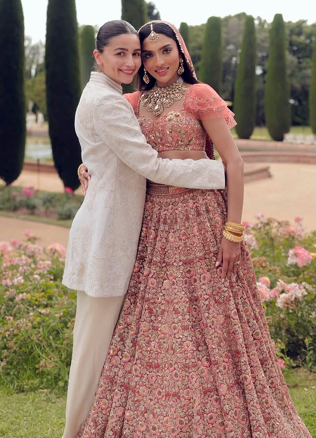 Alia Bhatt at her best friend's wedding (photos)7