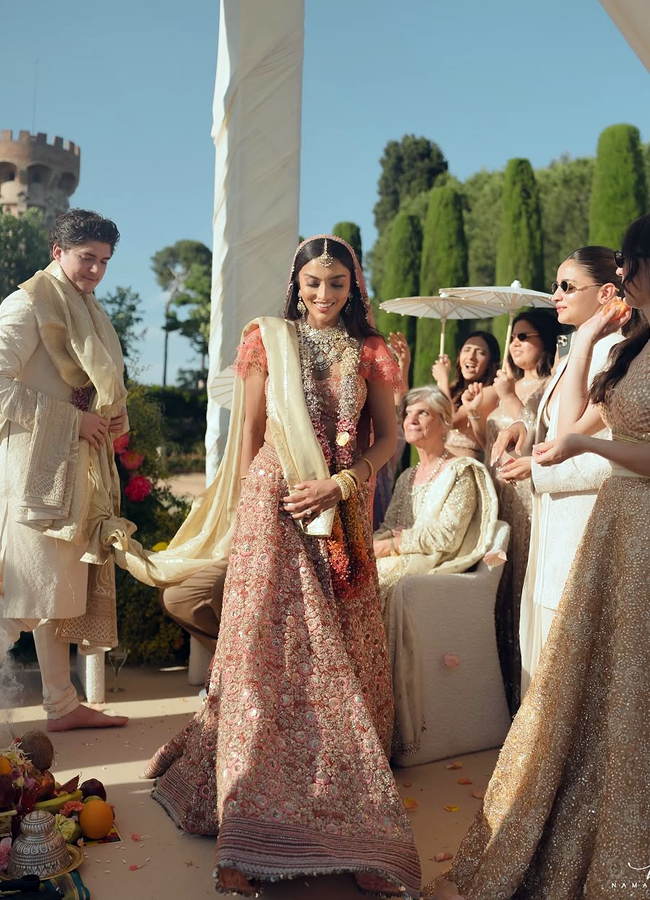Alia Bhatt at her best friend's wedding (photos)9