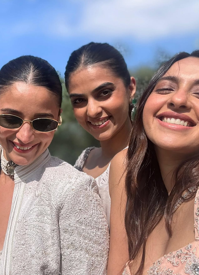 Alia Bhatt at her best friend's wedding (photos)10