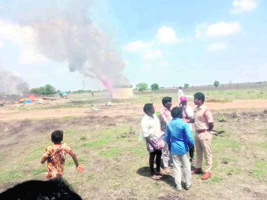 ఫ్యాక్టరీ వద్దంటూ గ్రామస్తుల ఆందోళన 1