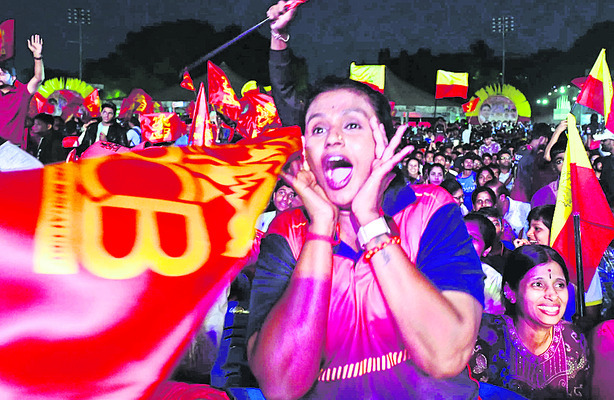ప్రతి మదిలో విజయానందం2