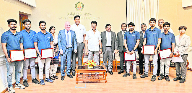 ఇరుంగాట్టు కోట్టైలో రోబోట్స్1