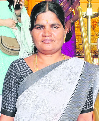 లారీని ఢీకొట్టిన బస్సు1