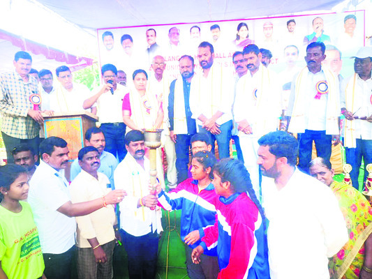 క్రీడాకారుల్లో నైపుణ్యాన్ని వెలికితీసేందుకు కృషి1