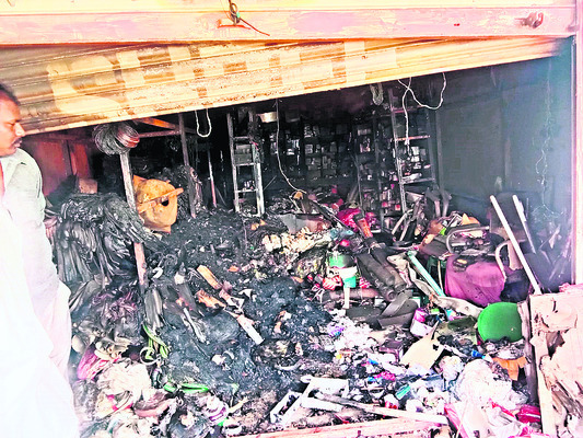 పేలిన గ్యాస్ సిలిండర్.. దగ్ధమైన దుకాణాలు 1