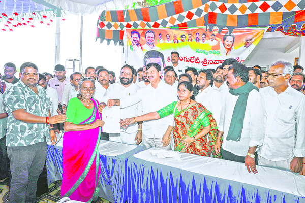 పథకాల్లో రాజకీయాలు ఉండవు...1