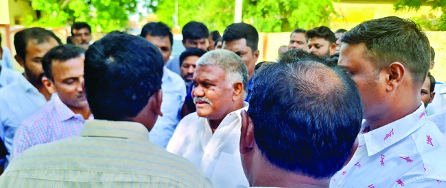 ఎస్పీ గారూ.. ఇదెక్కడి ప్రజాస్వామ్యం? 1