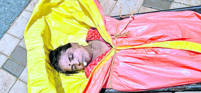 ఇద్దరు హెచ్‌డబ్యూఓలను బదిలీ చేయాలి1