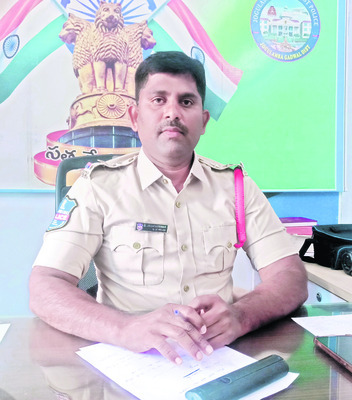 అక్రమ కేసులతో భయపెడుతున్నారు
2