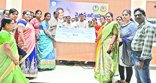 నాడు అతివకు అందలం1