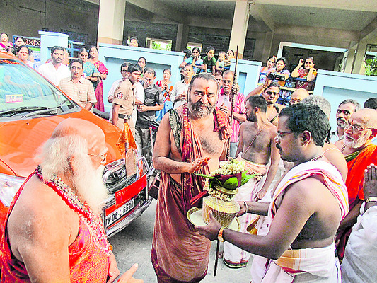 సేవలకు సెలవంటూ...1