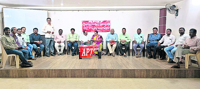 ఈదురు గాలులకు నేలకొరిగిన చెట్లు 2