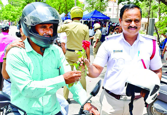 ఇకపై హెల్మెట్‌ ధారణ తప్పనిసరి 1