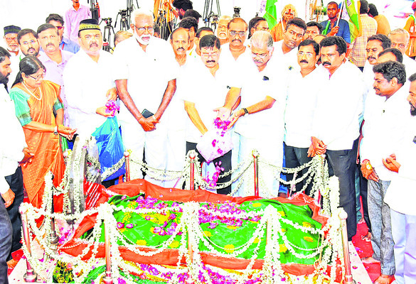 కాయిదే మిల్లత్కు నివాళి1