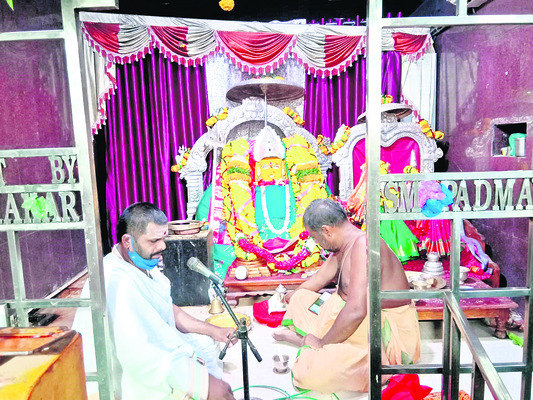 రామయ్యకు  సువర్ణ తులసీ అర్చన1