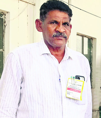 లారీ ఢీకొని వీఆర్ఓ దుర్మరణం 1